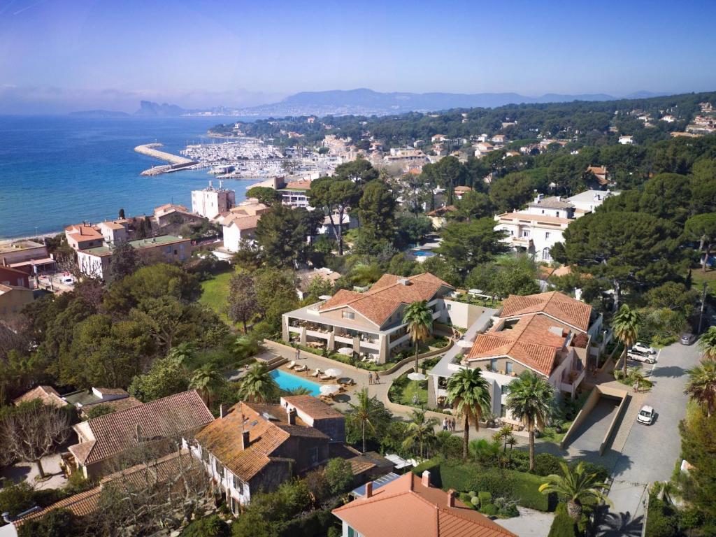 - une vue aérienne sur une maison avec l'océan dans l'établissement Résidence Garden Beach Saint-cyr-sur-mer Superbe T3 neuf 100m des plages, à Saint-Cyr-sur-Mer