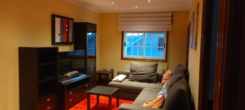sala de estar con sofá y ventana en Milanabonita, en Monforte de Lemos