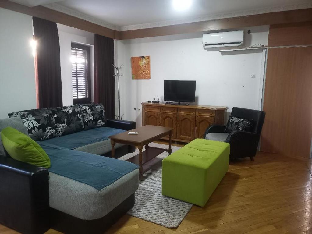 ein Wohnzimmer mit einem Sofa und einem Tisch in der Unterkunft Lion Guest House in Skopje