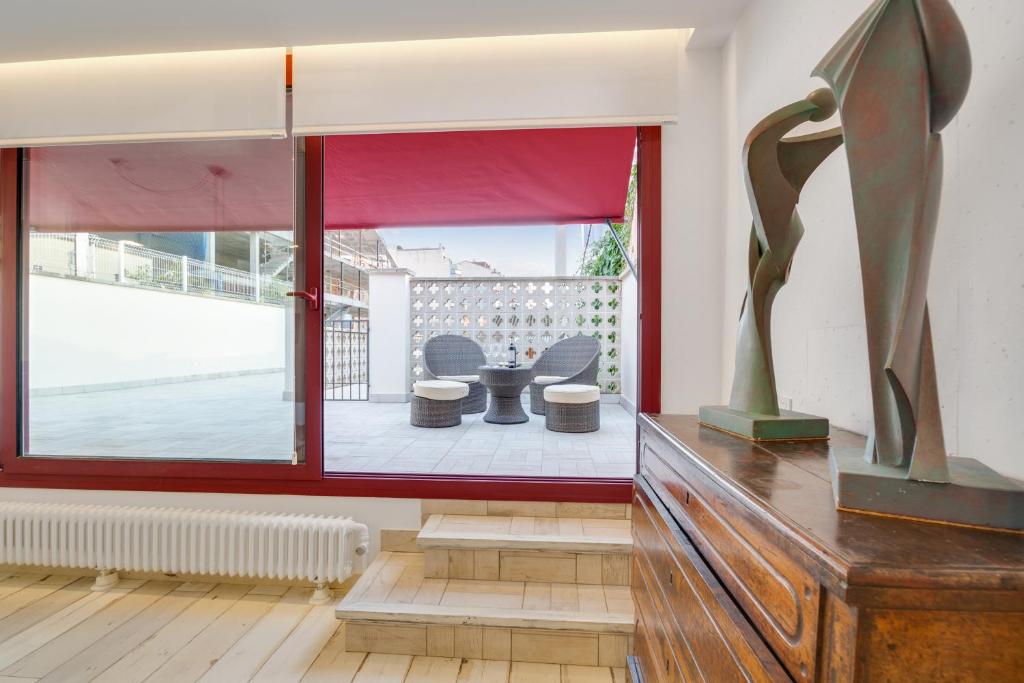 Habitación con ventana grande con vistas a un patio. en Contemporary Art House, en Figueres