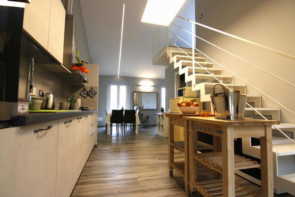 een keuken met een trap en een tafel in een kamer bij Il Profumo Dellegrazie in Le Grazie