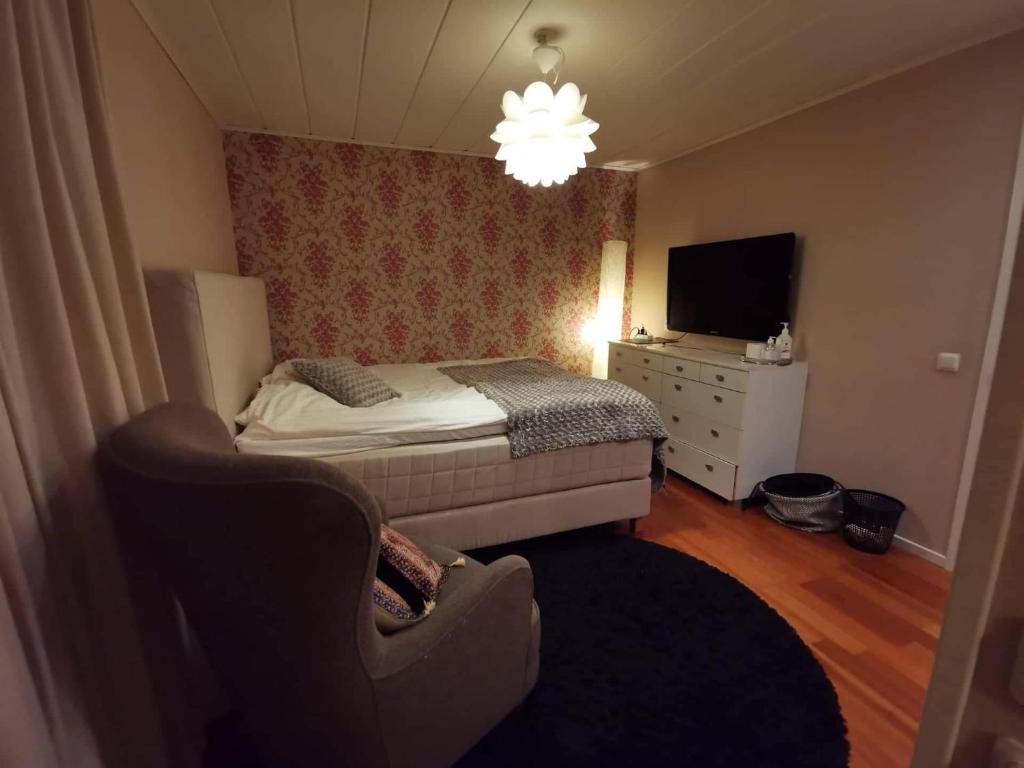 Postel nebo postele na pokoji v ubytování OWN ROOM WITH BIG BED IN A BIG HOUSE!