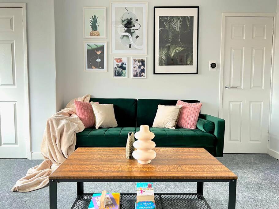 salon z zieloną kanapą i stolikiem kawowym w obiekcie Quirky, Family Home in Glasgow w mieście Cardonald