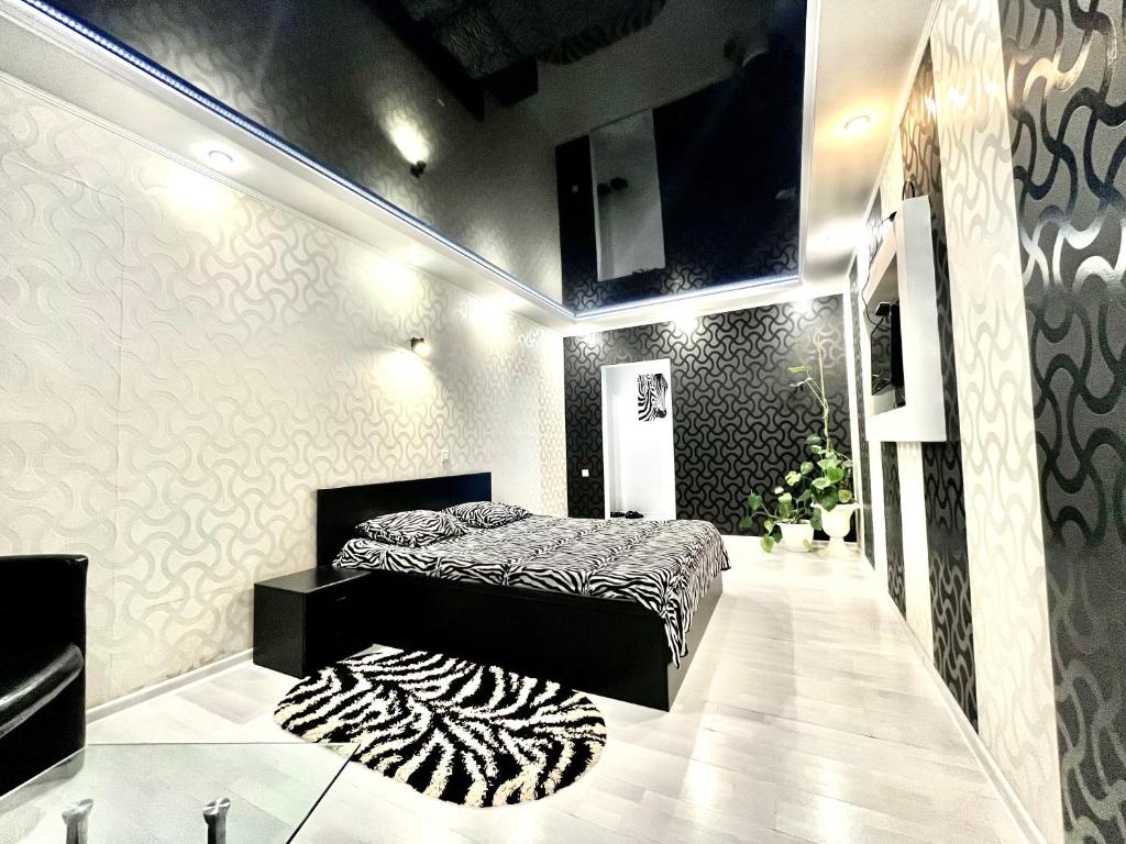 ein Schlafzimmer mit einem Bett und einem Zebra-Teppich in der Unterkunft Lux City Center in Kvartal 95 in Krywyj Rih
