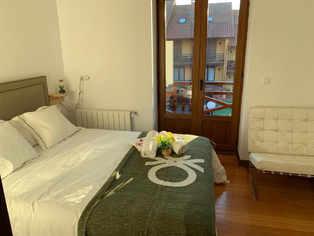 A bed or beds in a room at "CHALET A ESTRENAR" MIRADOR DE LA VENTOSA-Potes