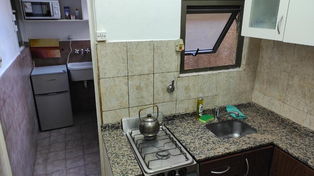 una pequeña cocina con fogones y fregadero en Tourist Apartment San Telmo en Buenos Aires