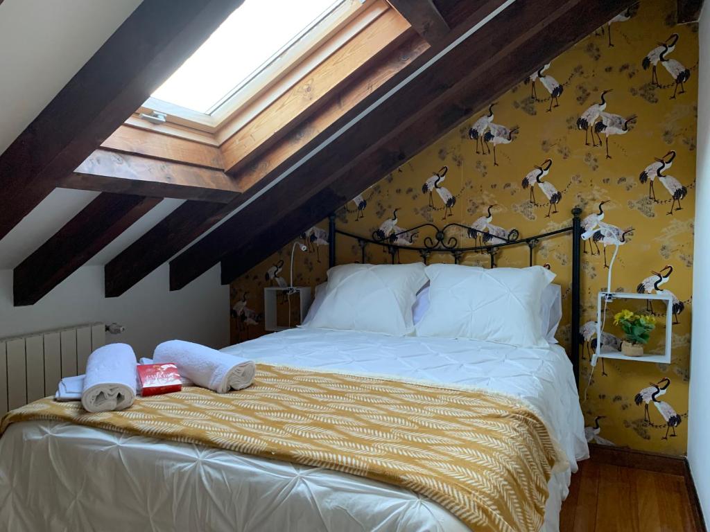 A bed or beds in a room at "CHALET A ESTRENAR" MIRADOR DE LA VENTOSA-Potes