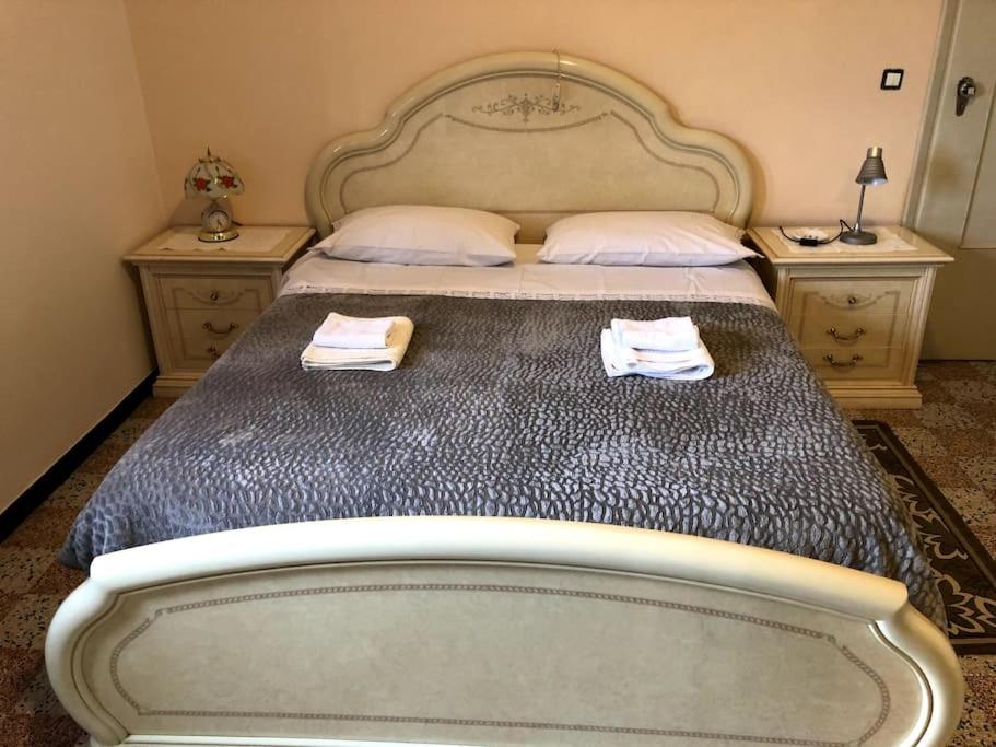 een slaapkamer met een bed met twee handdoeken erop bij B&B da Fiore in Castel Bolognese