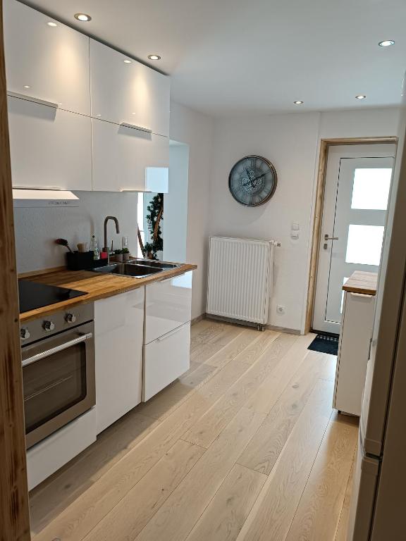 Kuchyň nebo kuchyňský kout v ubytování Große Auszeit Eifel mit Sauna, Kamin und Terrasse