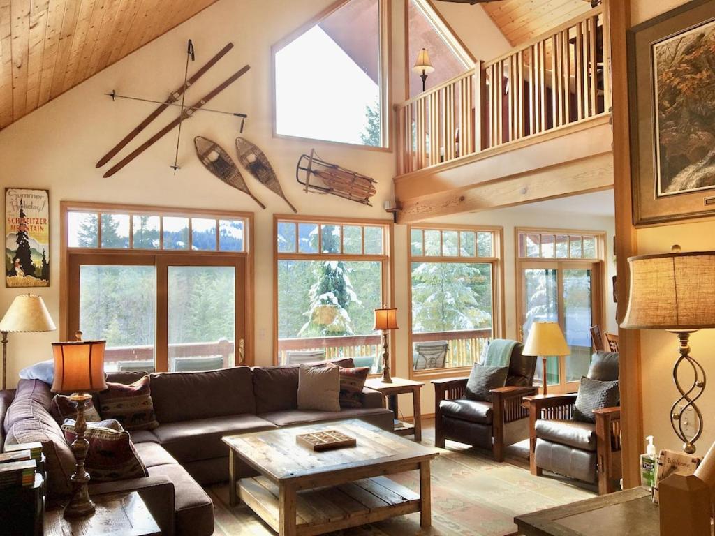 Larchwood Lodge with Lake View, Salt Water Hot Tub and Hiking Trails on