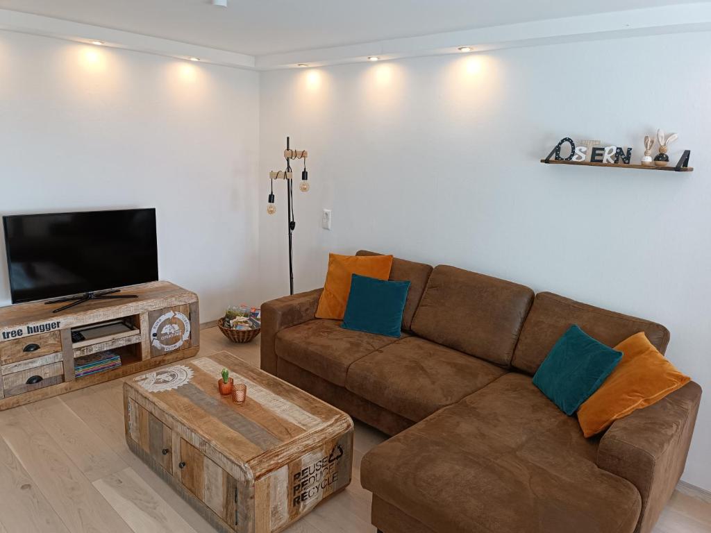 Posezení v ubytování Große Auszeit Eifel mit Sauna, Kamin und Terrasse