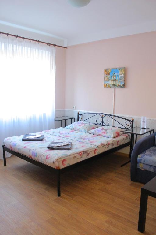 1 dormitorio con 1 cama en una habitación con ventana en Uneed Rooms Harbour, en Kiev