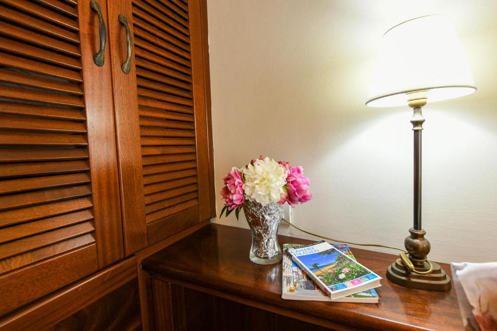 une table avec un vase de fleurs et une lampe dans l'établissement CASA VIVA, à Santa Cruz de la Palma