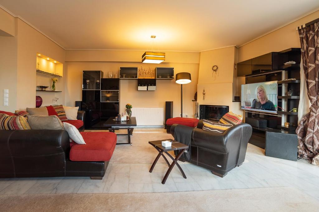 A seating area at Family House in Nea Makri