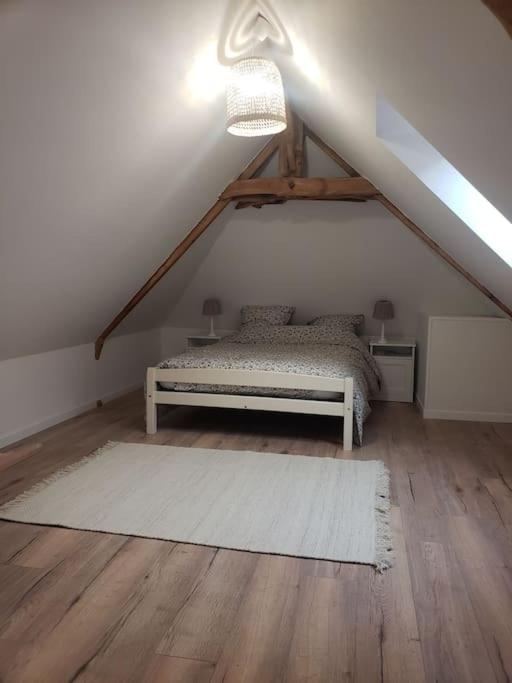sypialnia z łóżkiem i białym dywanem w obiekcie Studio au centre de Guémené-sur-Scorff w mieście Guéméné-sur-Scorff