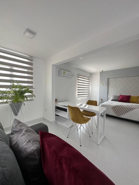 een woonkamer met een bank en een bed bij Apartasuites Mardini in Cartagena