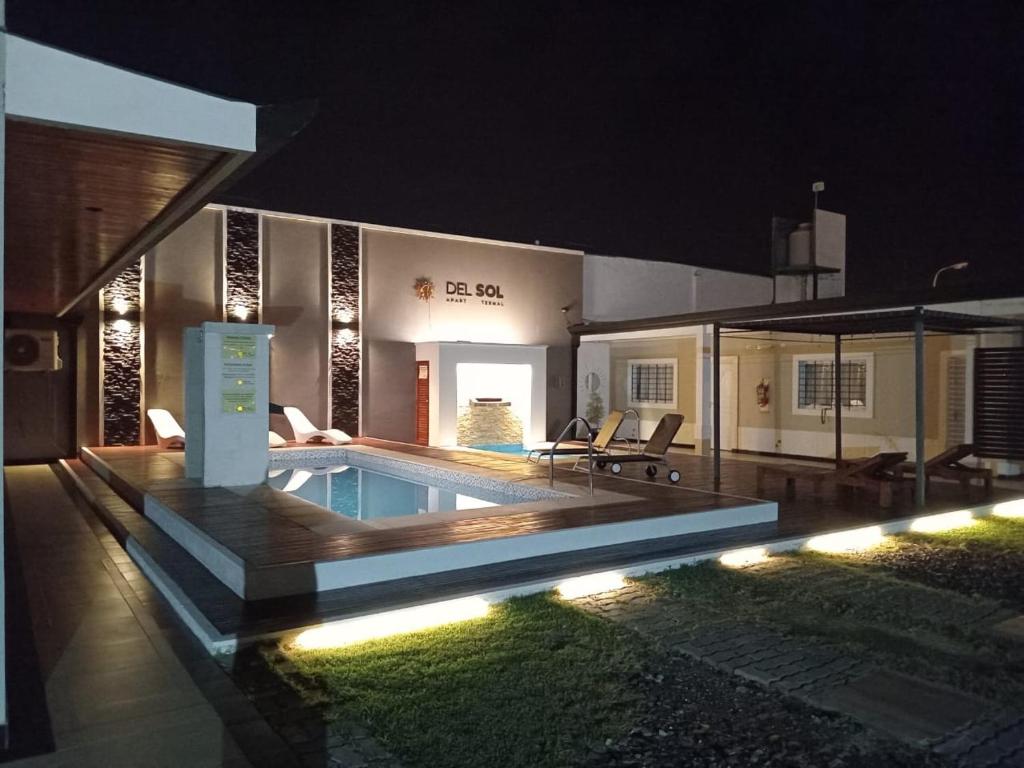 una casa con piscina por la noche en DEL SOL APART TERMAL I en Termas de Río Hondo