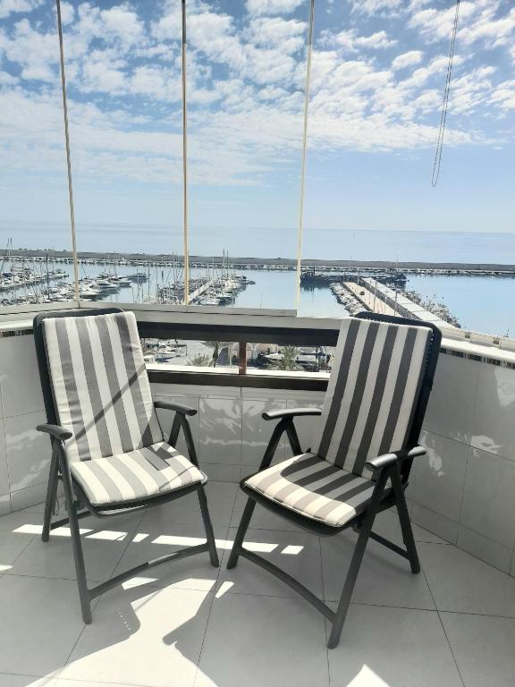 Balkón alebo terasa v ubytovaní Apartment on the harbor, first line with beautiful sea view in 4 star hotel