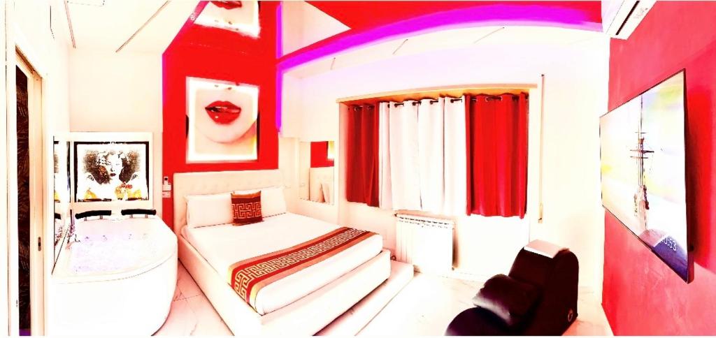 um quarto com um sofá, uma cama e uma janela em Bed Cinecittadue em Roma