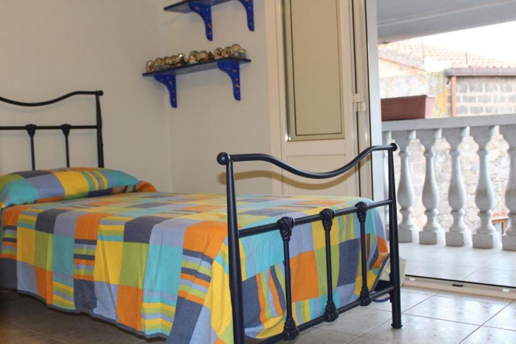 een slaapkamer met een bed met een kleurrijke deken bij Casa Vacanze “Dream House” in Scano Montiferro