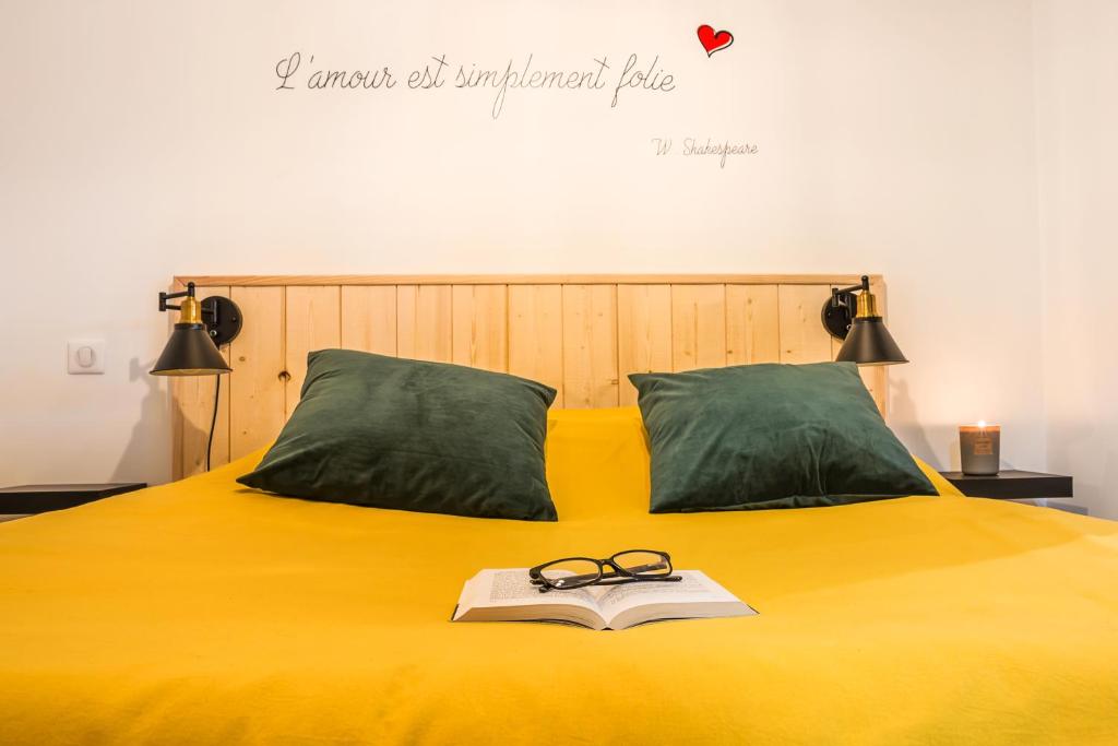 Posteľ alebo postele v izbe v ubytovaní Escapade en Bord de mer avec Sauna et Spa Privés