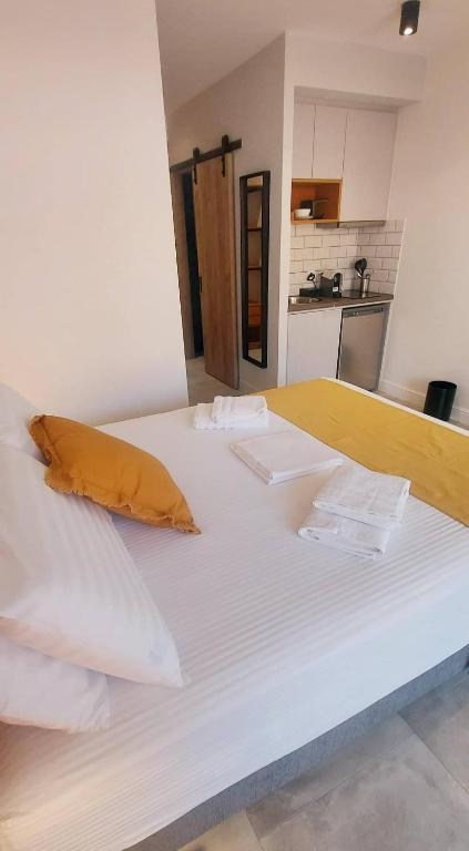 Кровать или кровати в номере Amimaya Apartments
