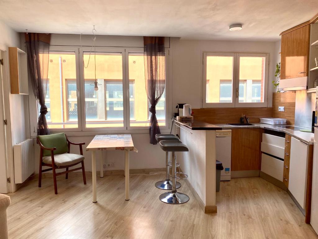 Kuchyň nebo kuchyňský kout v ubytování Piscina en Centro de Terrassa