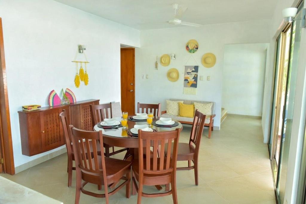- une salle à manger avec une table et des chaises dans l'établissement Telchac Beach House, à Telchac Puerto