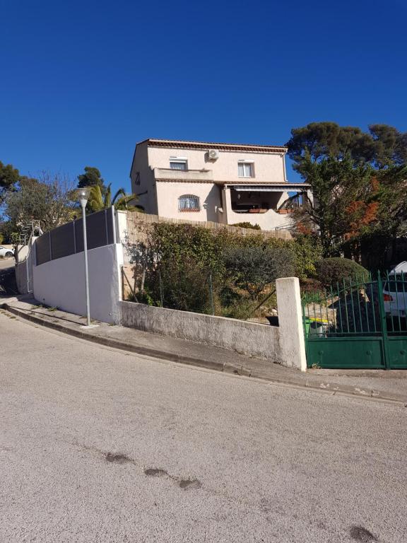 una casa al lado de una calle con una valla en Villa Maeva en Toulon