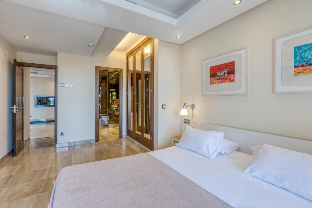 A bed or beds in a room at Hanami Bahia de la Plata Penthouse BDLP10A2A