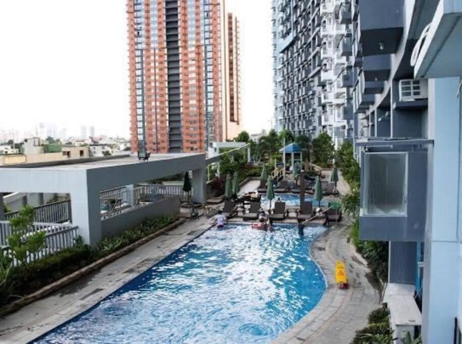 - une vue sur la piscine dans un bâtiment dans l'établissement Cubao Manhattanheights U31N TB, Studio Unit, à Manille