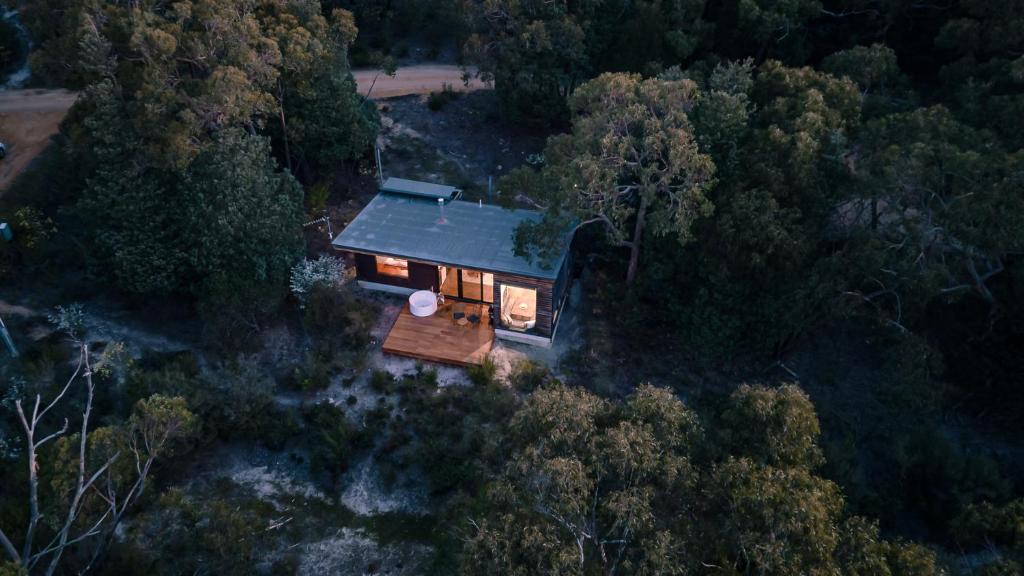 an overhead view of a house in the woods at DULC Cabins in Halls Gap