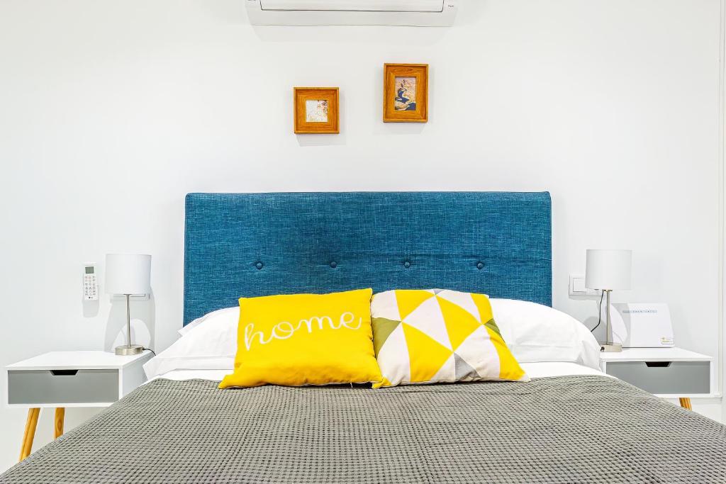 Кровать или кровати в номере VIRGINIA Levante beach apartments