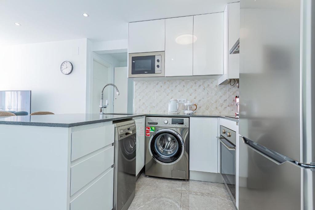 Кухня или мини-кухня в VIRGINIA Levante beach apartments
