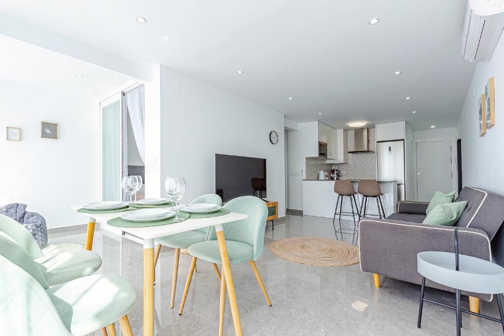Кухня или мини-кухня в VIRGINIA Levante beach apartments
