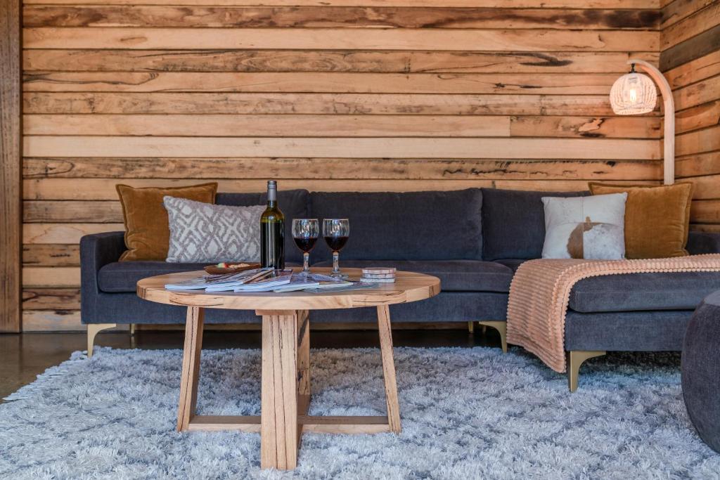 Posezení v ubytování DULC Cabins