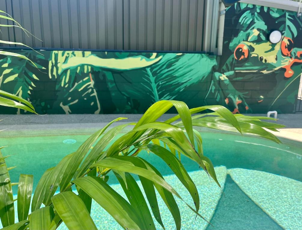 ナンボーにあるNambour Heights Motelの壁画の前の植物