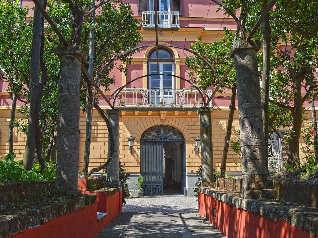 un edificio con puerta y balcón en la parte superior en The Secret Garden Relais, en Piano di Sorrento