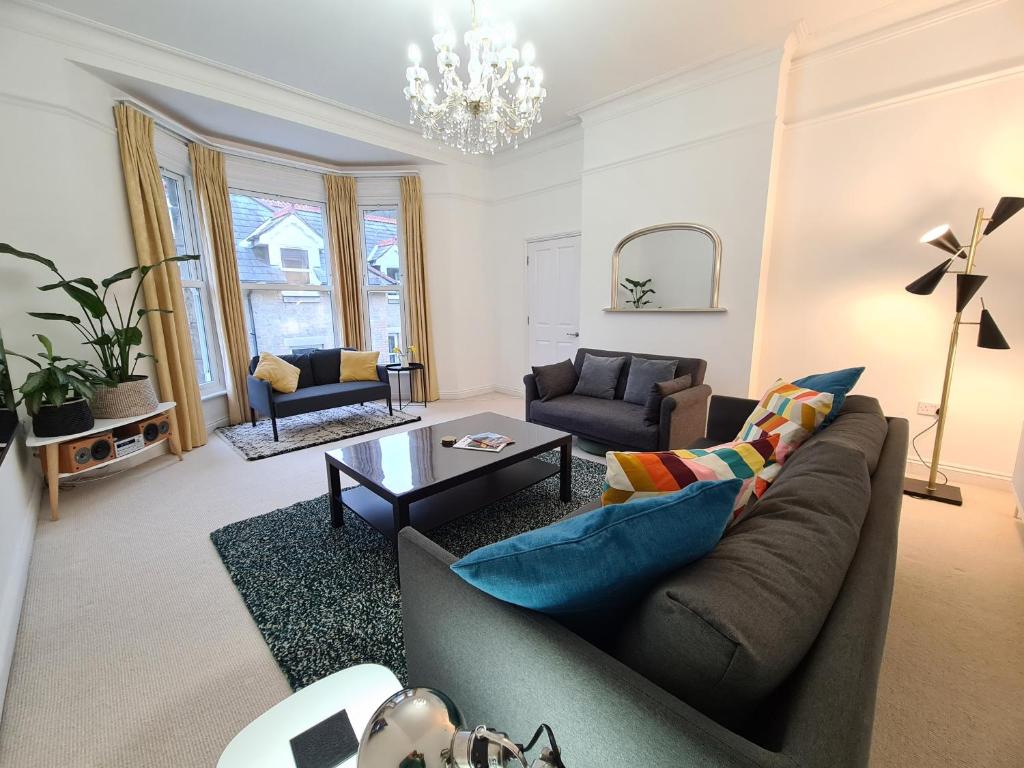 sala de estar con sofá y mesa en Large Modern Victorian Apartment, en Ventnor