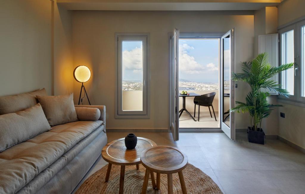 Uma área de estar em Mayu Suites