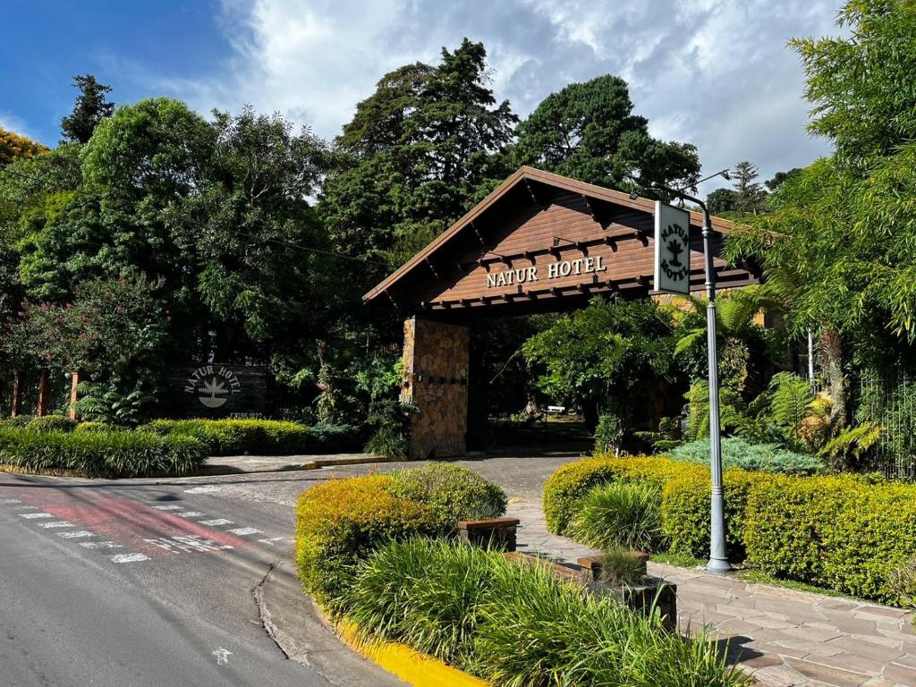um sinal para um parque de estacionamento num parque em Natur Hotel em Gramado