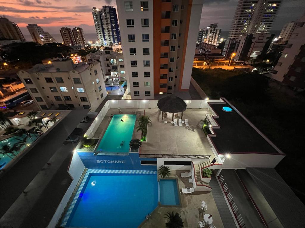 an overhead view of a swimming pool on a building at Linda Suite Tonsupa 2 cuadras del mar 2 piscinas Av. Club del Pacifico in Tonsupa