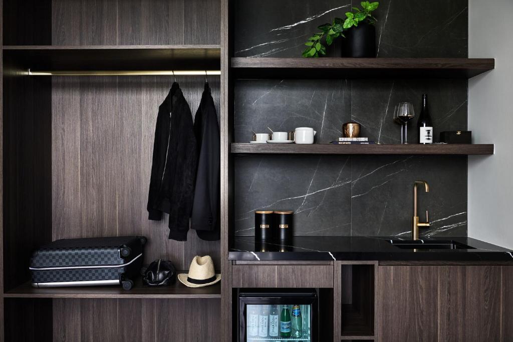 
Premium King Room with City View
