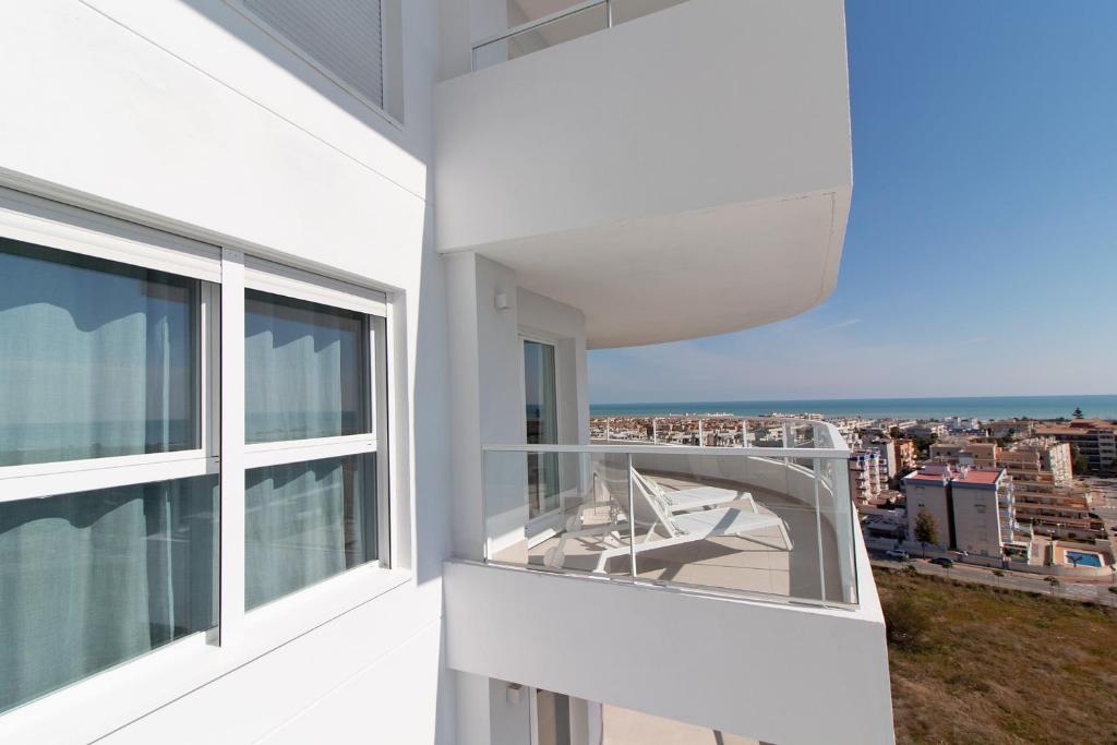 um apartamento varanda com vista para a cidade em Global Properties, Moderno apartamento con vistas a la costa mediterranea en Gran Canet em Canet d'En Berenguer