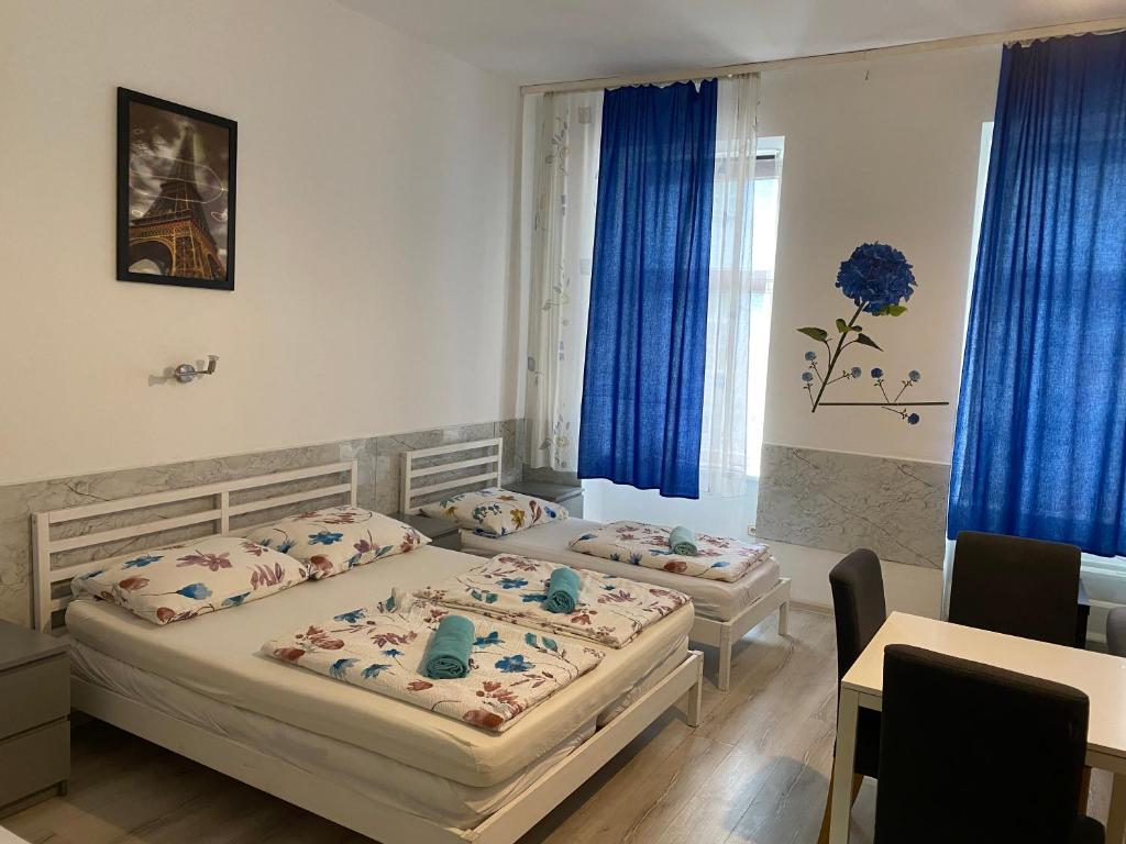 A bed or beds in a room at Heino Apartments