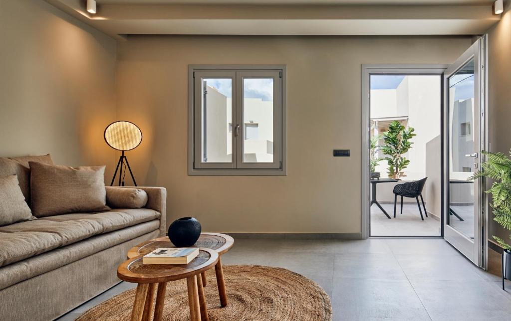 Uma área de estar em Mayu Suites
