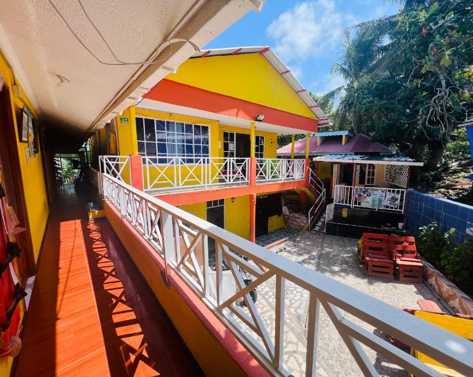 Casa gialla e colorata con balcone di POSADA NATIVA DERMA´S INN a San Andrés