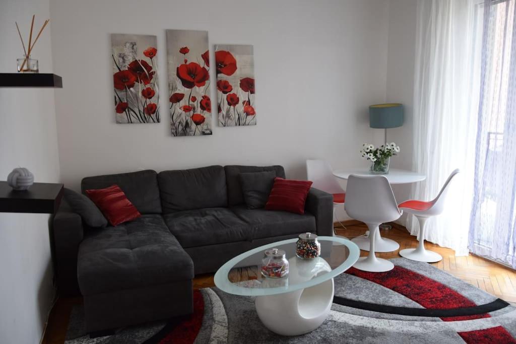 sala de estar con sofá y mesa en Frugol nest en Como