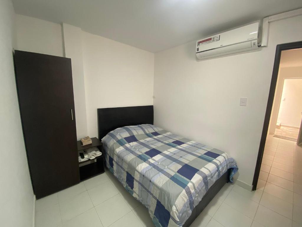 małą sypialnię z łóżkiem w pokoju w obiekcie Cómodo apto 203 muy cerca a CENTRO COMERCIAL UNICENTRO CUCUTA w mieście Cúcuta