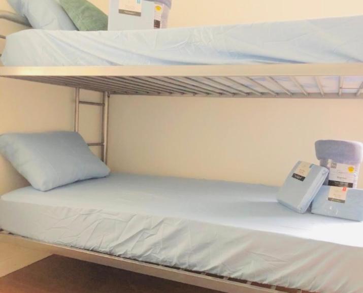 Postel nebo postele na pokoji v ubytování Home Sweet Home -Women Only Dorms - Men Only Dorms - Free Coffee - WiFi - Parking - 3 Miles to the Beach